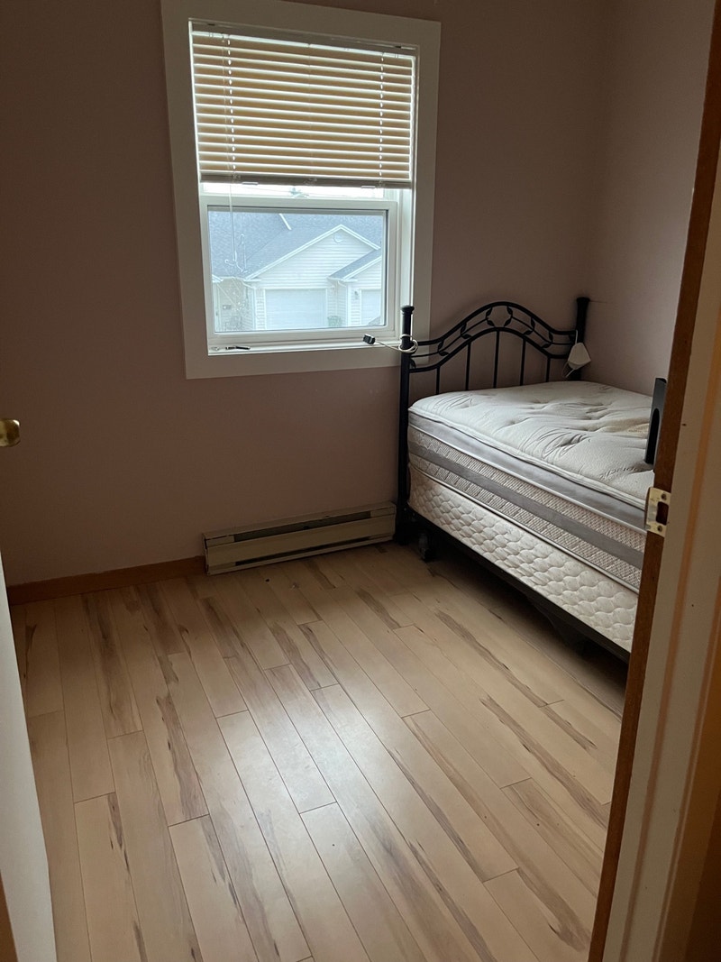1 bedroom for rent for single student near Wolfville area Room