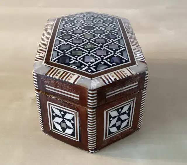 Small Abalone & Mother of Pearl Inlaid Wood Jewelry Keepsake Box in Home Décor & Accents in West Island - Image 7