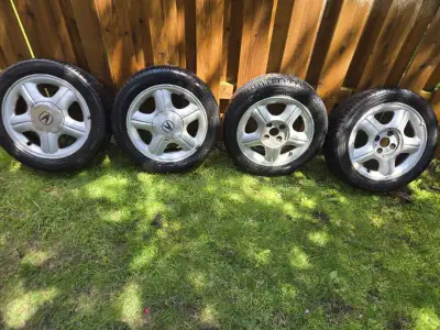 185/55/15 all seasons tire. Very good conditions. Was on my Yaris Toyota. Comes with Rim.