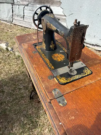 Vintage 1900’s Singer treadle sewing machine with original cabinet. Beautiful decorative piece or re...