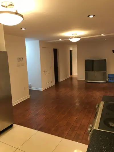 [Lease Transfer] All-Inclusive Room for Female – 3min from Metro