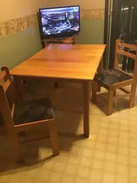 Set de cuisine en bois franc, 2 chaises + panneaux 