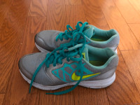 Nike size 4 child running shoes