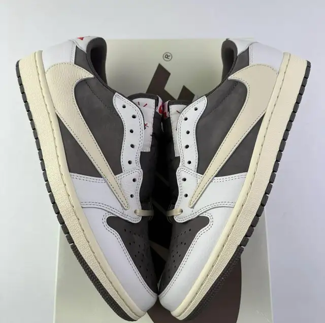 Jordan 1 Retro Low Travis Scott Reverse Mocha  in Men's Shoes in City of Toronto - Image 4