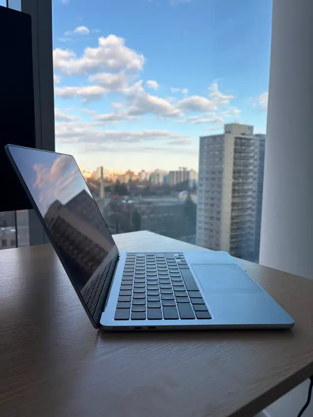 MacBook Air M4 (2025) – 13" – 16GB RAM – Like New in Laptops in City of Toronto - Image 4