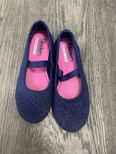 Sketchers sparkly navy blue formal ballet flats with memory foam. These shoes are great becuase they...
