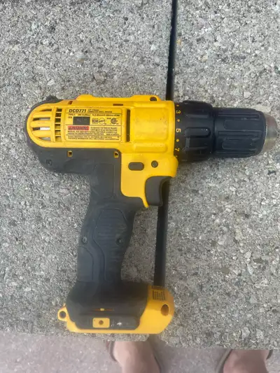 This is a used DeWalt 20V MAX cordless hammer drill driver, perfect for various drilling and screwdr...