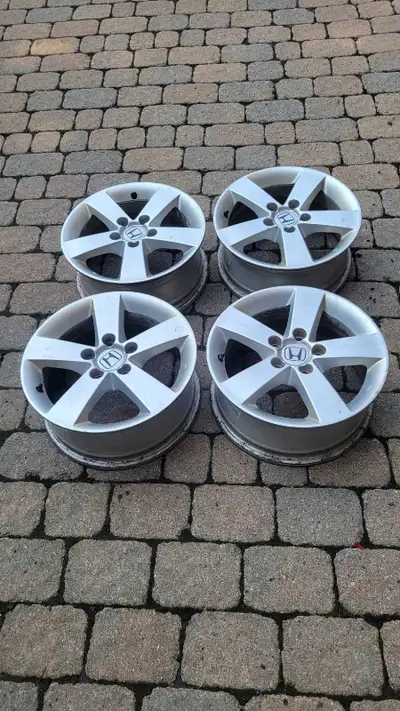 4 roues de mags Honda 16 pouces en excellente condition, bolt pattern 5x114,3