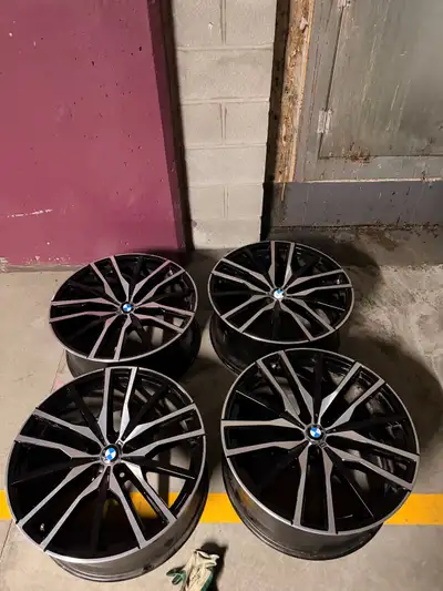 Bmw X5 X6 X7 Original mag 22 pouces Tpms included Retail 8000$ at bmw dealership before taxes 742m s...