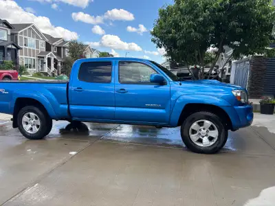 Very well maintained 223600 km V6 lots of power 4x4 Never off road box liner Tonneau cover 110 inver...