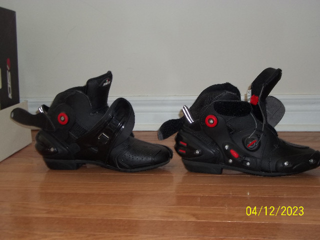 Sidi VSTREETF motorcycle med. length boots Mens size 10/44 Euro in Motorcycle Parts & Accessories in Markham / York Region