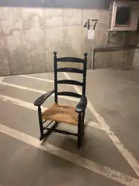 Chaise berçante antique complètement rénovée