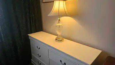 Commode avec lampe incluse., View more