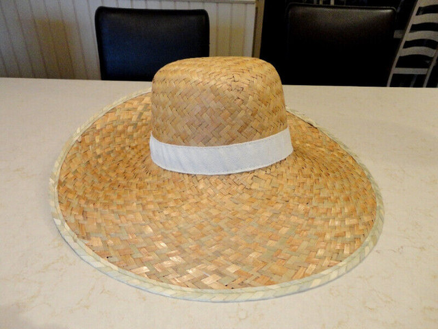 Like New Women's Floppy Wicker Boardwalk Hat 16.5" Dia. in Women's - Other in Kitchener / Waterloo - Image 3