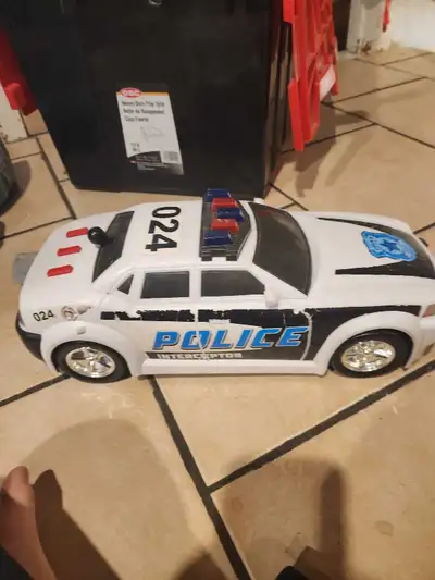 Bonjour je vends cet article 10$ cette voiture est en bon état 9 sur 10