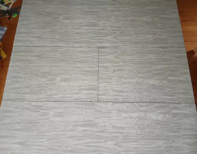 TABLE DE CUISINE ET QUATRE CHAISES EN FER FORGÉ in Dining Tables & Sets in Granby - Image 4