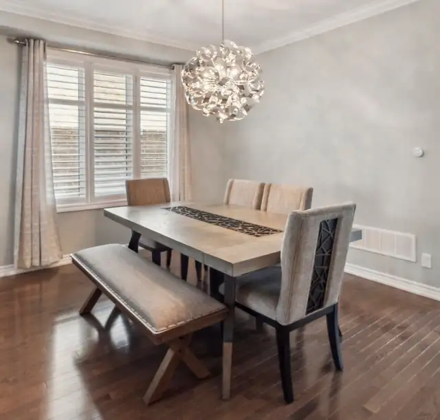 5 piece dining table set and bench in Dining Tables & Sets in Markham / York Region - Image 2