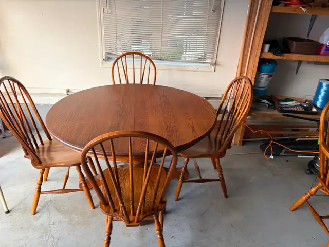 Kitchen/Dining Room Tablewith 4 Chairs + 2 Captain Chairs