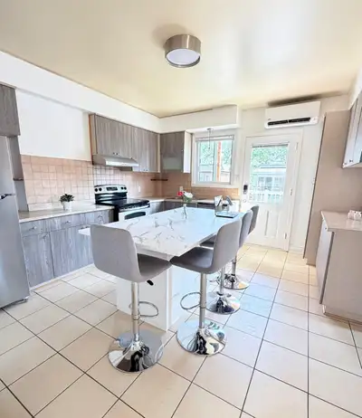 (English version follows Très beau logement de 1080 pi² situé en haut d’un duplex, dans un secteur p...