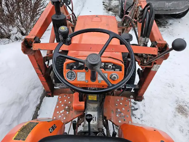 Tracteur diesel Kubota B4200D avec pelle 4WD in Other in Québec City - Image 9