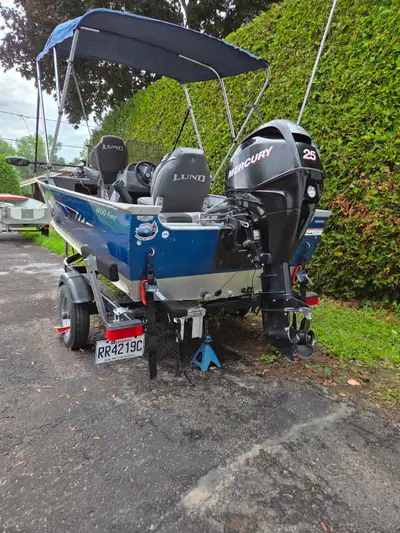 Lund Fury 1400, 2012, 14' 9" de long, 68" de large, avec console, vivier, sonar piranhaMax 4, Mercur...