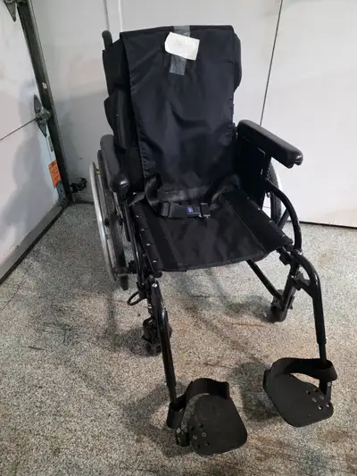 Chaise roulante avec repose pieds, View more