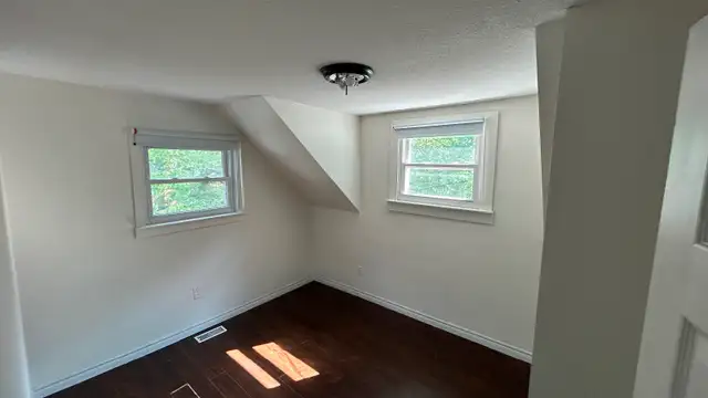 Private room opposite MacMasters Hamilton in Long Term Rentals in Hamilton - Image 2