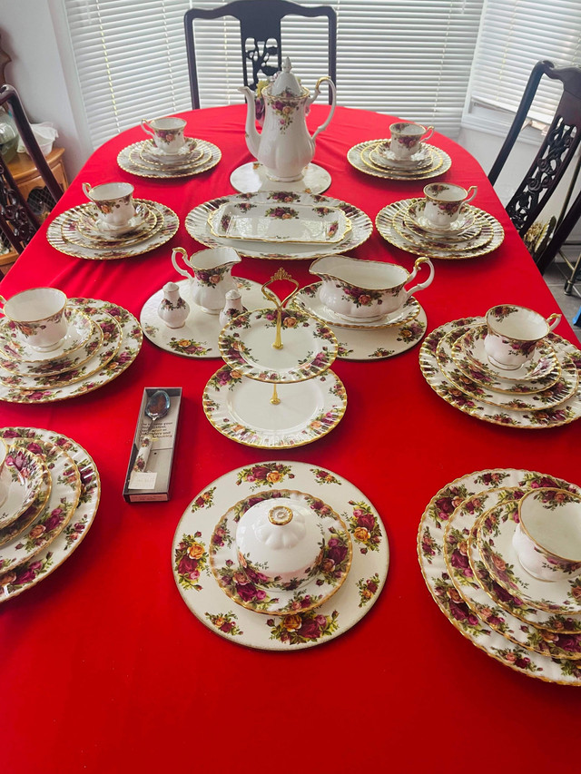 Vintage Bone China Old Country Roses Royal Albert two tier cake  in Holiday, Event & Seasonal in Ottawa