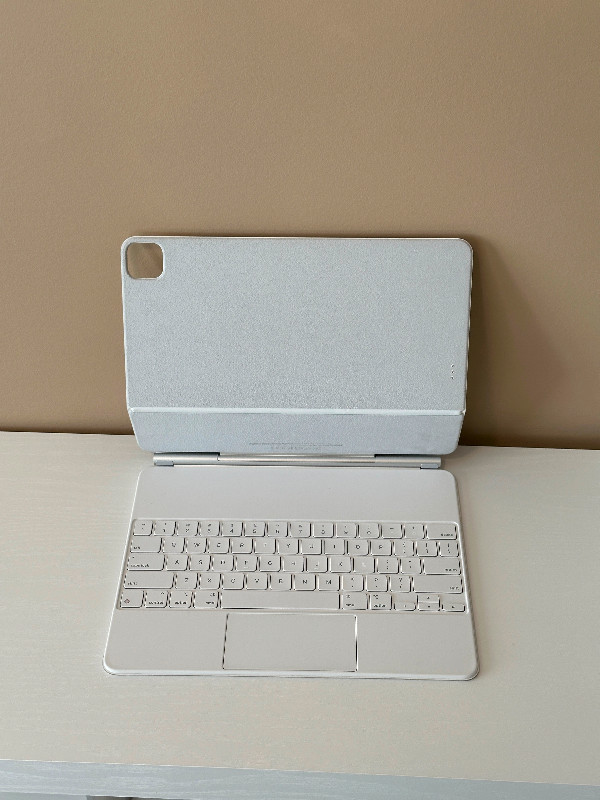 WHITE APPLE MAGIC KEYBOARD FOR 12.9 INCH IPAD PRO in iPads & Tablets in Edmonton - Image 3