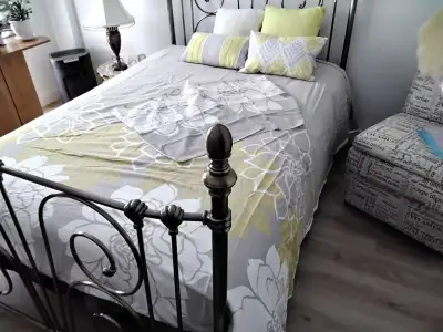 Lit en laiton de 54 pouces, matelas, sommier, 2 sets de draps et le couvre couette et taies d'oreill...