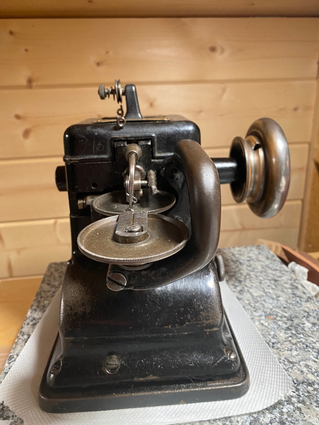 Fur sewing machine in Hobbies & Crafts in Whitehorse - Image 2