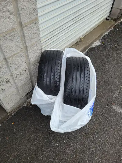Bonjour,2 pneus été p-225-45-r-18 kelly en bonne condition,peut faire 2 été. Prix $60.00.tél:514-946...