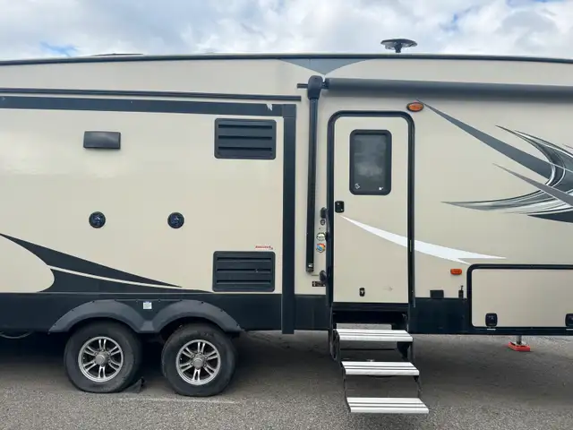 2018 Chaparral Lite 29BHS 5th Wheel in RVs & Motorhomes in Penticton - Image 5