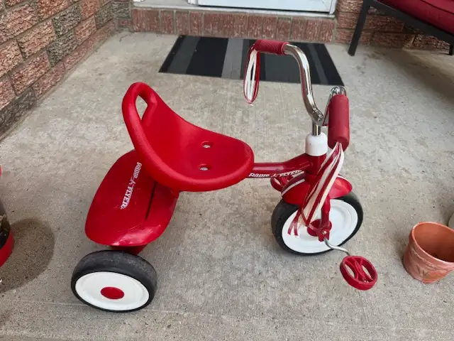 Radio Flyer Ready to Ride Tricycle in Kids in Ottawa - Image 2