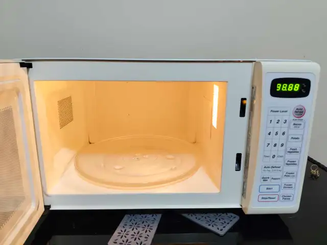 Panasonic Microwave in Microwaves & Cookers in Oakville / Halton Region - Image 3