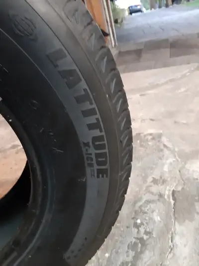 État presque neuf. 265/70R17 studless
