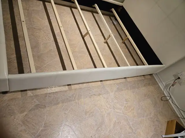 Base de lit . in Beds & Mattresses in City of Montréal - Image 5