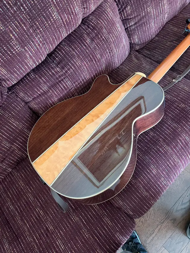 Takamine Electro-Acoustic Guitar533465094758737925