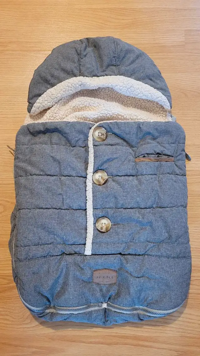 J.J.Cole Bundle me carseat cover cosy liner. Sold as-is. in Strollers, Carriers & Car Seats in Hamilton - Image 2