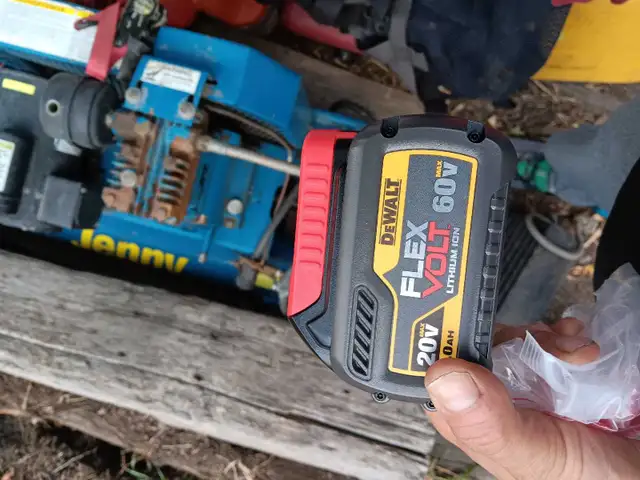 batteries Dewalt in Power Tools in Calgary - Image 2