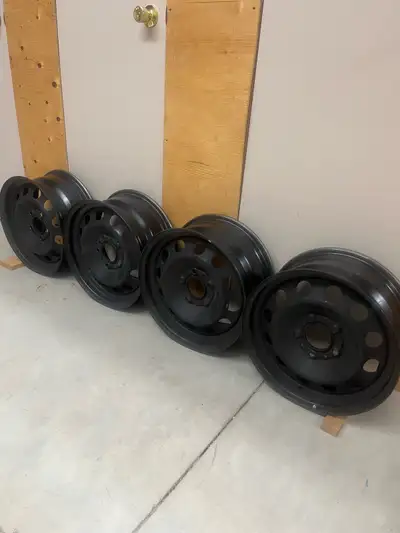 16” wit bolt pattern 5x120. Like new condition. No rust. Off BMW and fits most or all BMWS.