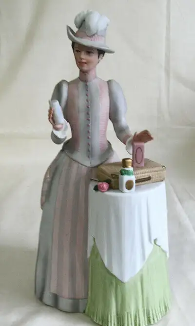 1985 Avon PRESIDENT CLUB Mrs. ALBEE AWARD... Handpainted figure measures 9 1/2 inches tall.. It is i...