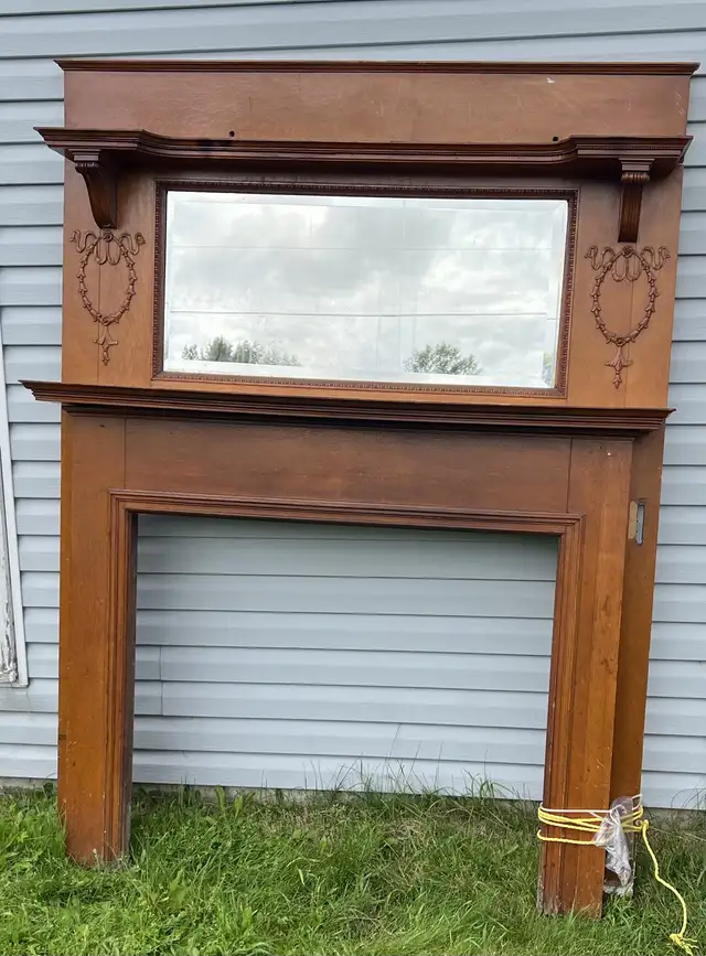 Manteau de foyer en chêne antique avec miroir biseauté in Fireplace & Firewood in Thetford Mines - Image 5
