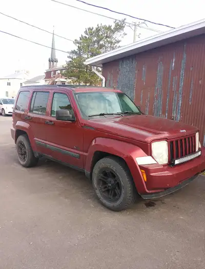 Jeep liberty 2008 4x4 6 vit manuelle full équip tres peu de rouille aucun check engine ou autre tres...