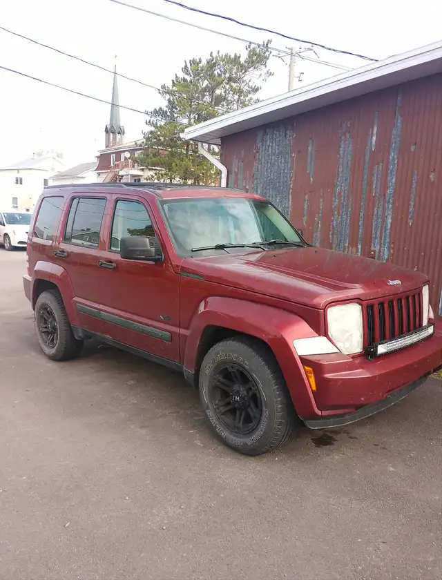 JEEP LIBERTY 4X4 MANUEL in Cars & Trucks in Rimouski / Bas-St-Laurent - Image 2