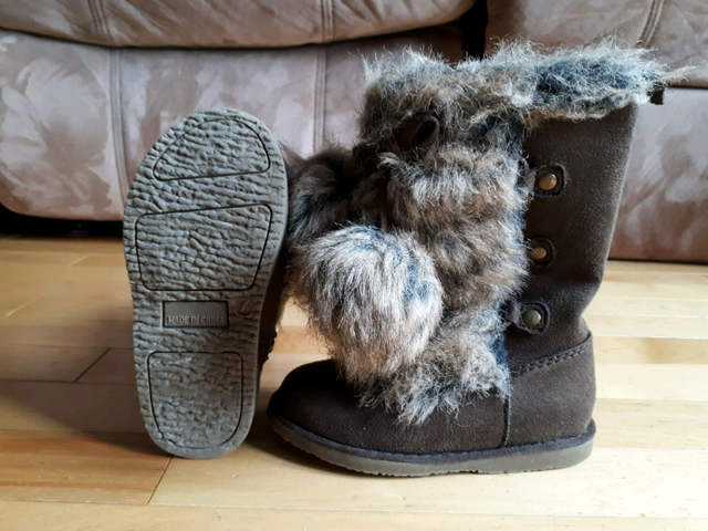 Soulier et bottes grandeur 7 petite fille  in Kids & Youth in Laval / North Shore - Image 5