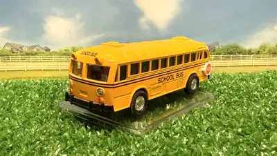 Modèle Rétro Diecast...De ma collection...Autobus Scolaire Crown SuperCoach flambant neuf...Mesure 5...