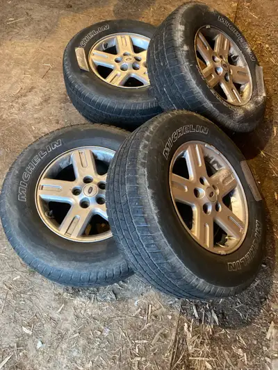 205/55 x 16 Winter tires Came off Pontiac vibe Will for Toyota Matrix/Corolla Includes rims Winter t...