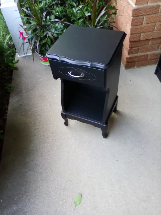 Side/ Phone table in Other Tables in Sarnia - Image 5