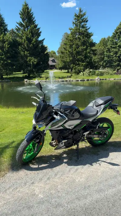 2025 Kawasaki Z500 SE ABS. Leovince slip on, comes with stock exhaust. 2900km. Great on insurance. B...
